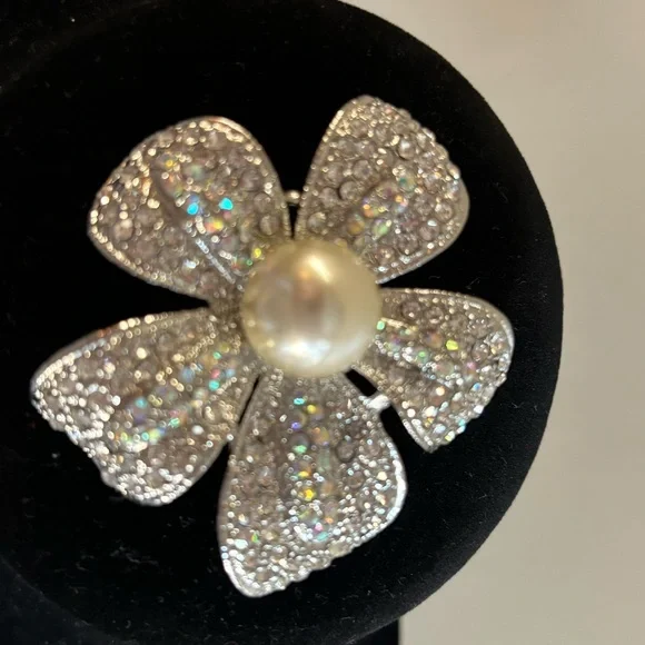 Premiere Designs flower and faux pearl brooch - Picture 2 of 4